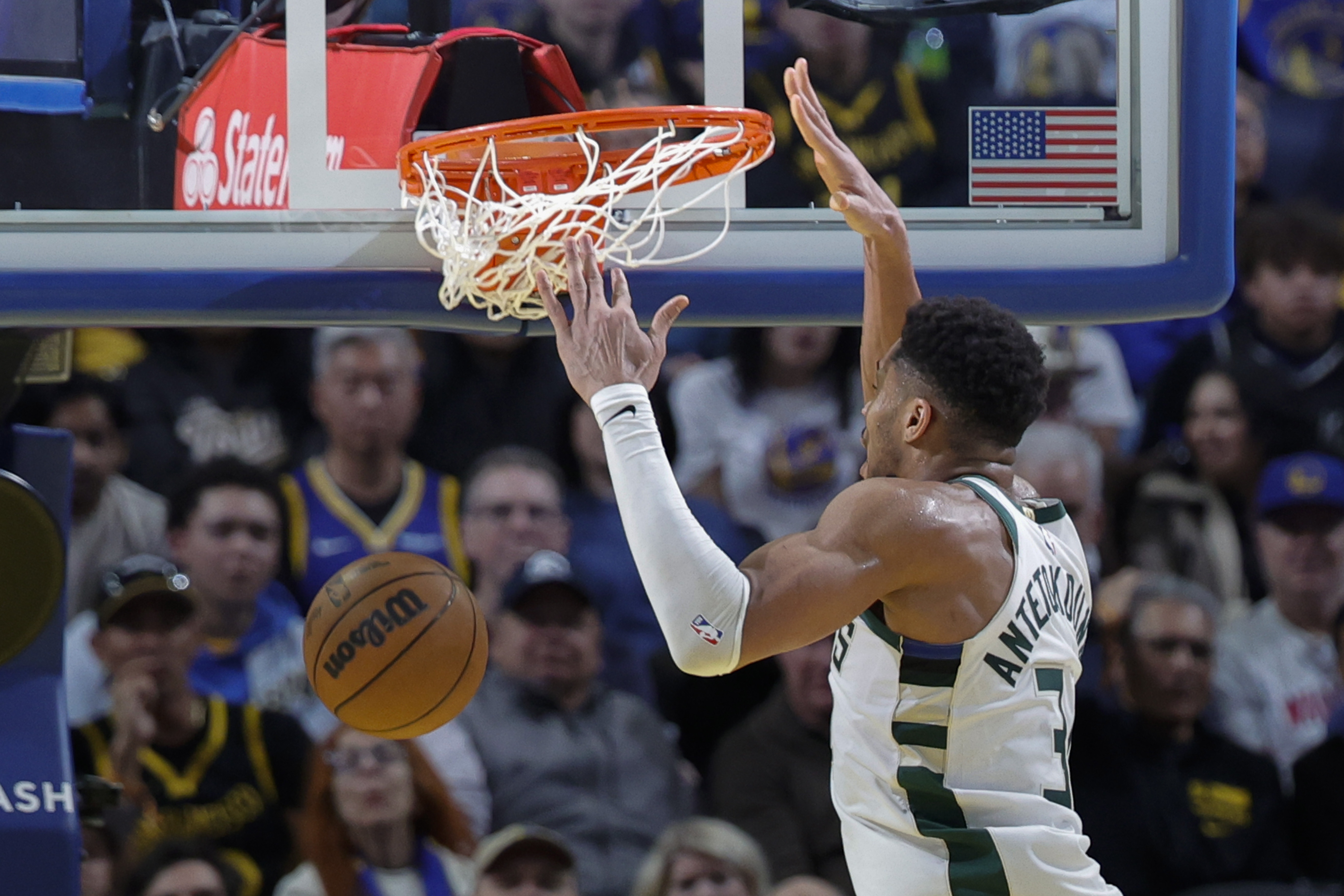 天天盈球足彩比分-很全面!字母哥生涯至今32场至少30分10助 历史大前锋位置最多