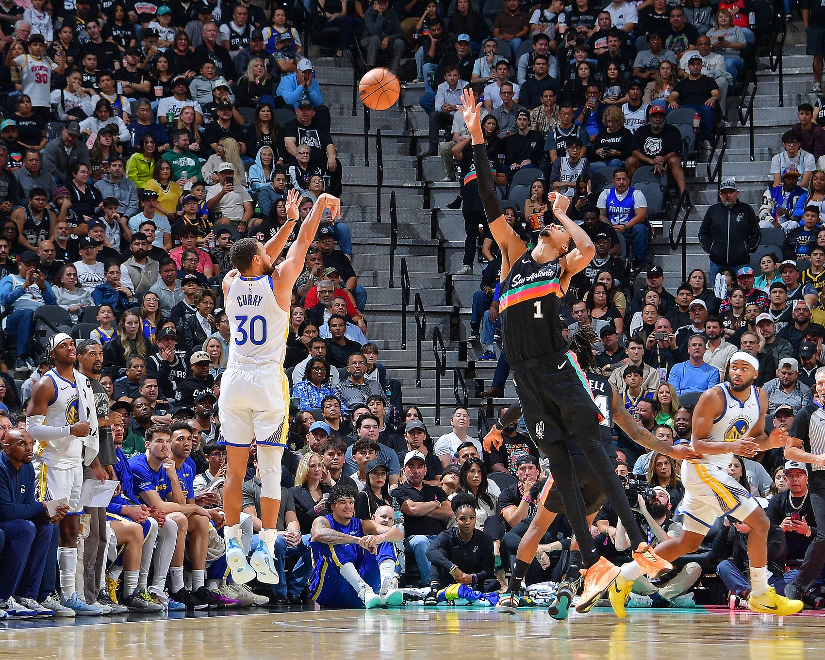 天天盈球竞彩比分-巴特勒报销勇士梦碎！美媒建议库里联手文班 福克斯&amp;索汉等成筹码